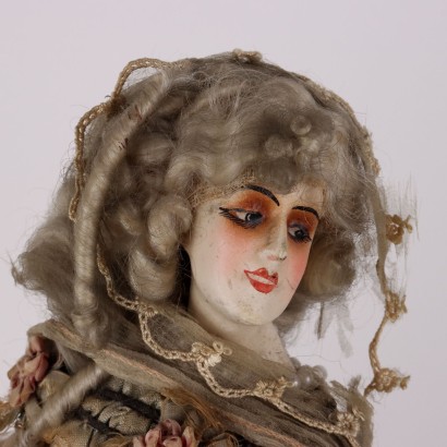 Statue depicting an eighteenth-century lady