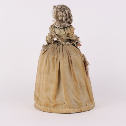 Statue depicting an eighteenth-century lady