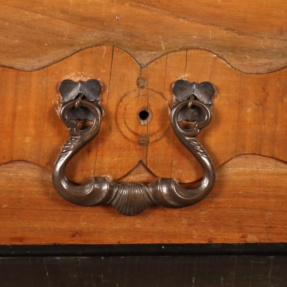 Baroque chest of drawers in walnut