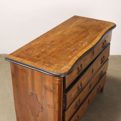 Baroque chest of drawers in walnut