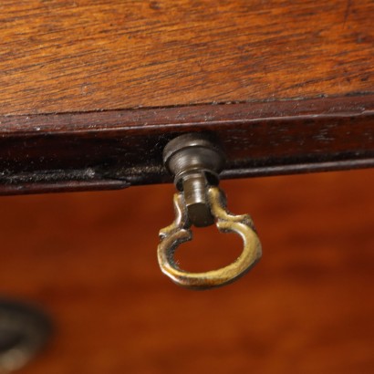 English George III chest of drawers