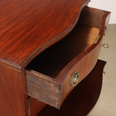 Petite commode-bureau de style