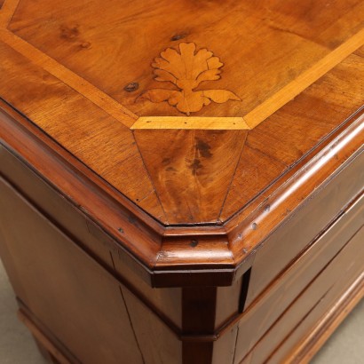 Walnut chest of drawers