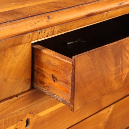 Walnut chest of drawers