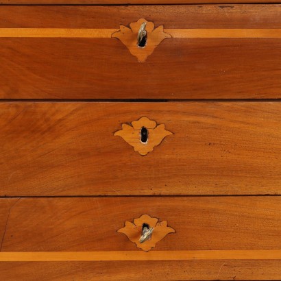 Walnut chest of drawers