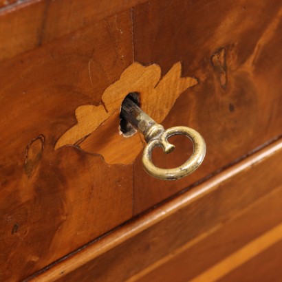 Walnut chest of drawers