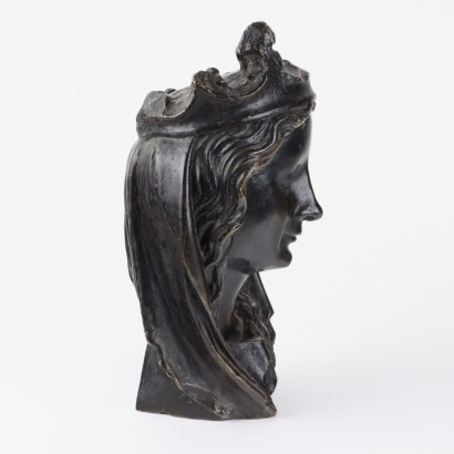 Visage féminin en bronze