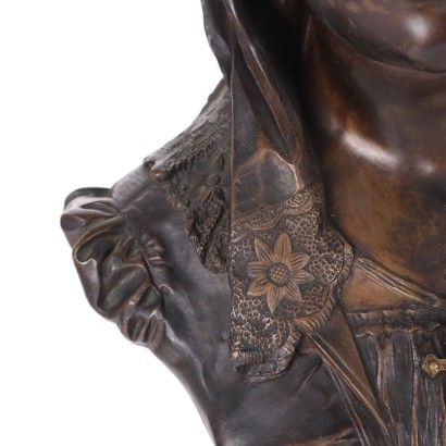 Busto de mujer joven en bronce