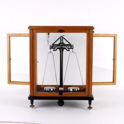 Analoge Waage in der Vitrine von Galileo Sarto