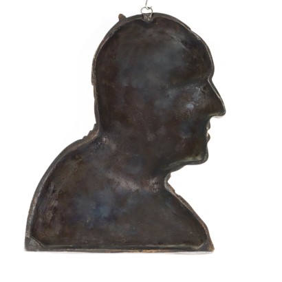 Gesicht des Papstes in Bronze