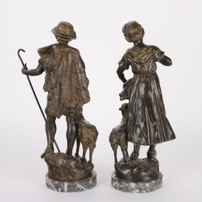 Pareja de figuras populares de bronce.