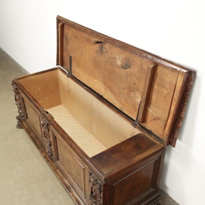 CHEST, coffre baroque en noyer