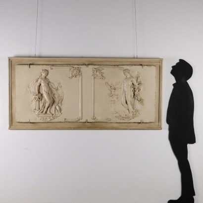 Bas-relief en plâtre avec personnages mythologiques