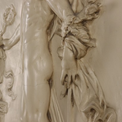 Bas-relief en plâtre avec personnages mythologiques